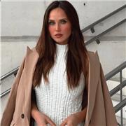 Habla nativa inglesa y experiencia como profesora, especialmente de conversación inglesa.